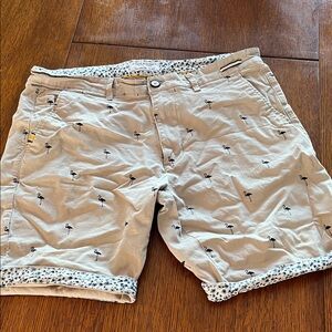 DENIM & FLOWER Stylish Tan Flamingo Print Men's Shorts with Floral Cuff